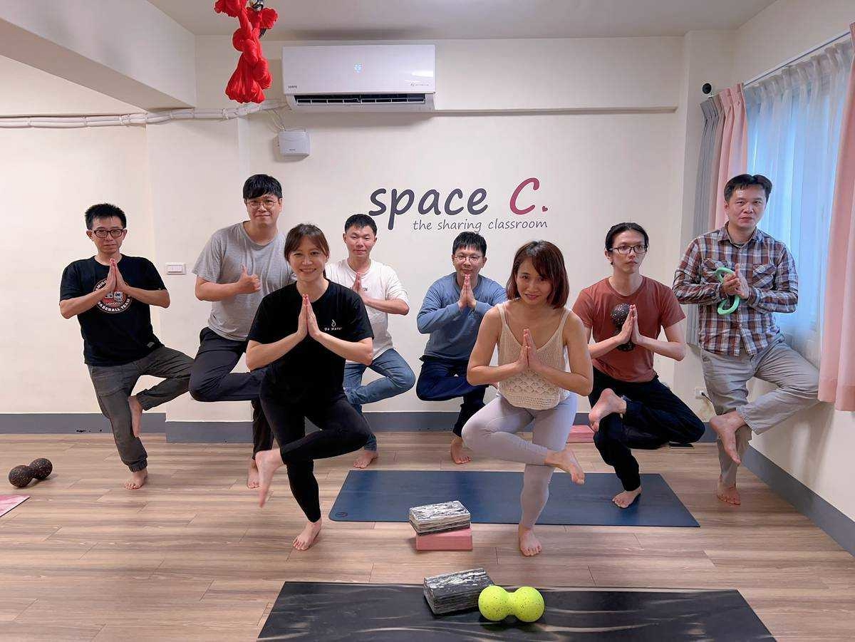 LINE_ALBUM_2025.3.15 第 44 次例會 微醺瑜珈_250315_4